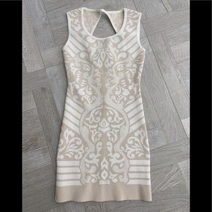 GUESS SLEEVELESS BEIGE/WHITE DESIGN DRESS SIZE S